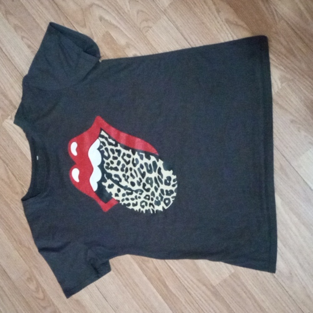 Boutique T-shirt with red lips and cheetah tongue